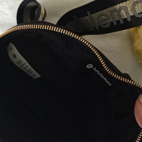 Lululemon gold logo crossbody belr bag - Picture 8 of 10